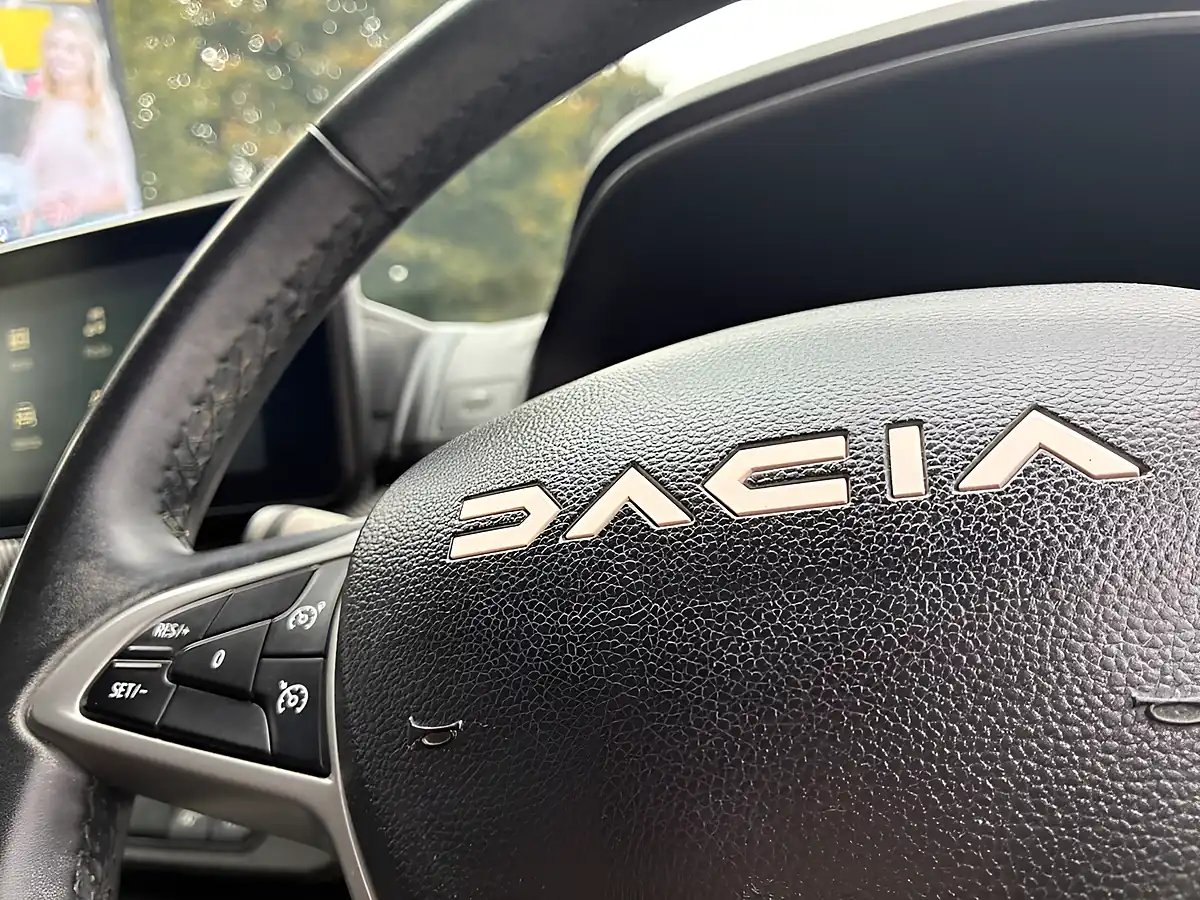 Used 2023 Dacia Jogger Expression White - Interior and Exterior details 13