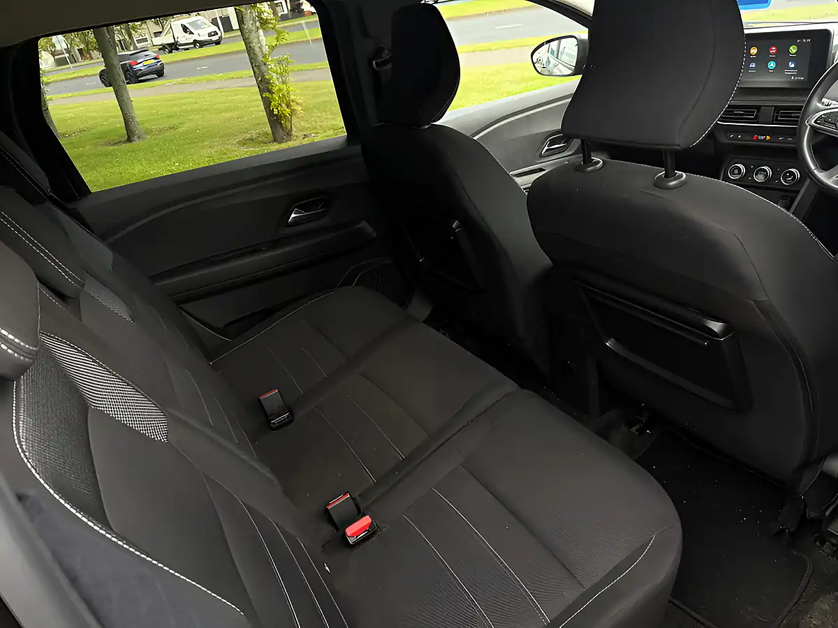 Used 2023 Dacia Jogger Extreme Se Black - Interior and Exterior details 8