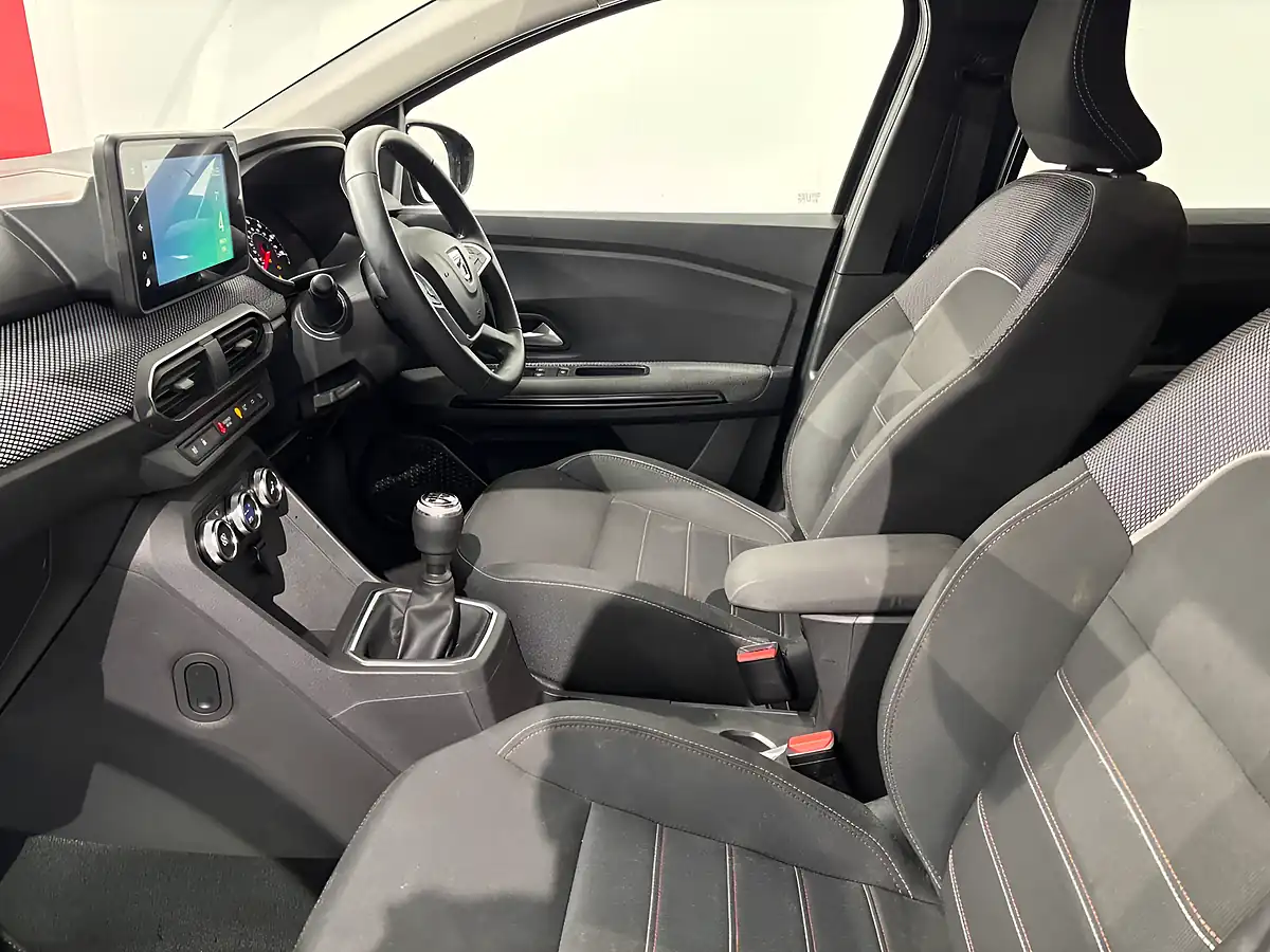 Used 2023 Dacia Jogger Extreme Se Grey - Interior and Exterior details 11