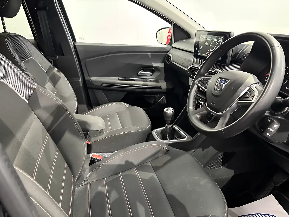 Used 2023 Dacia Jogger Extreme Se Grey - Interior and Exterior details 13