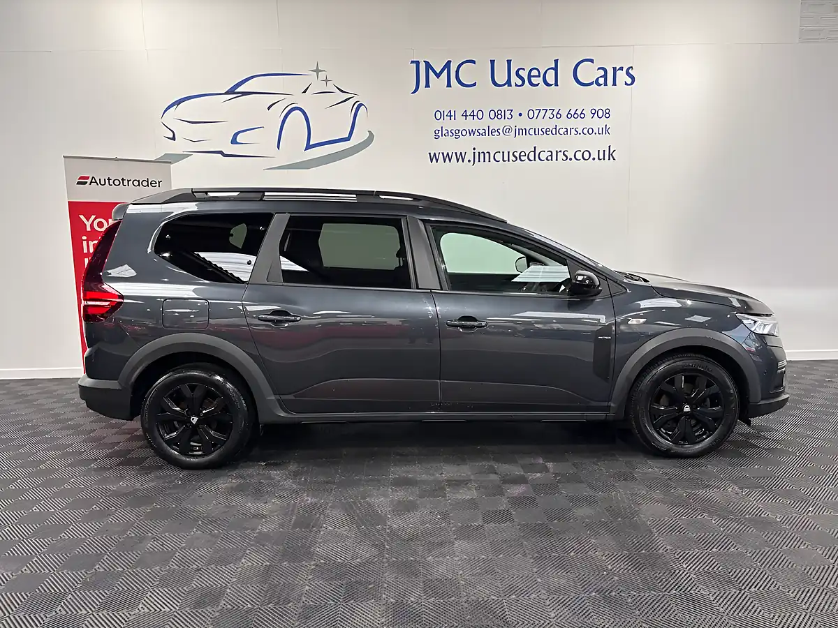 Used 2023 Dacia Jogger Extreme Se Grey - Interior and Exterior details 4