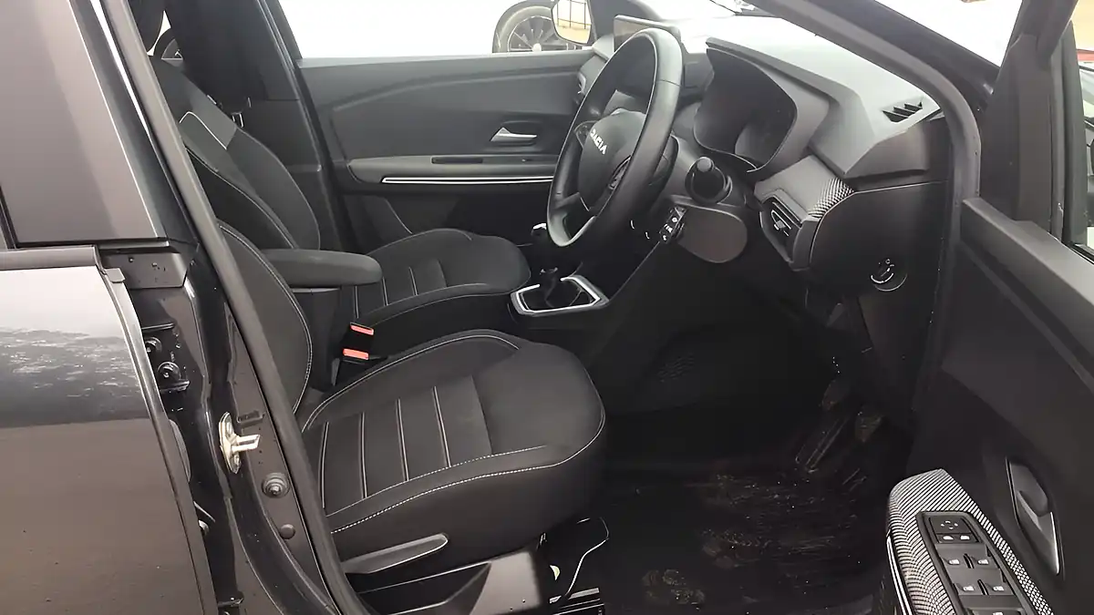 Used 2023 Dacia Jogger Extreme Se Grey - Interior and Exterior details 14