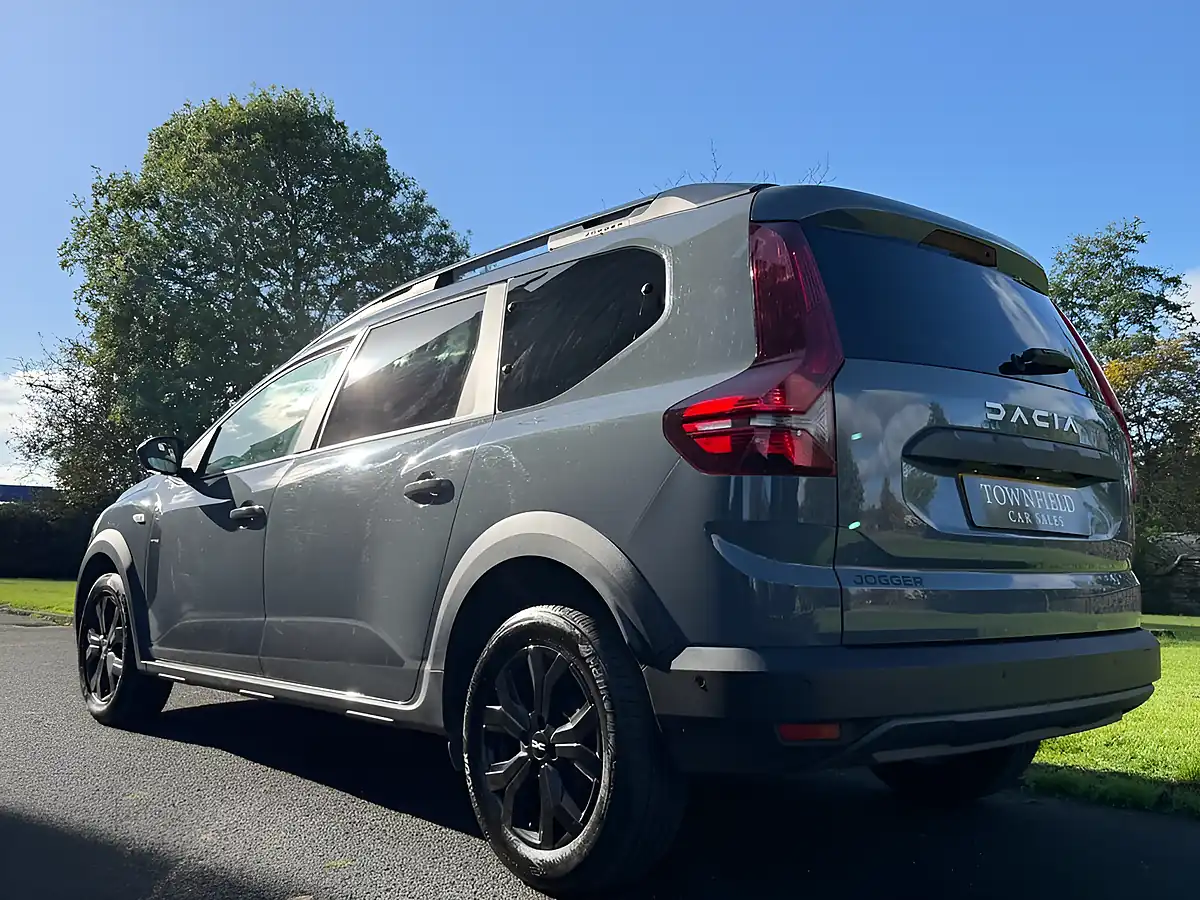 Used 2023 Dacia Jogger Extreme Se Grey - Interior and Exterior details 10