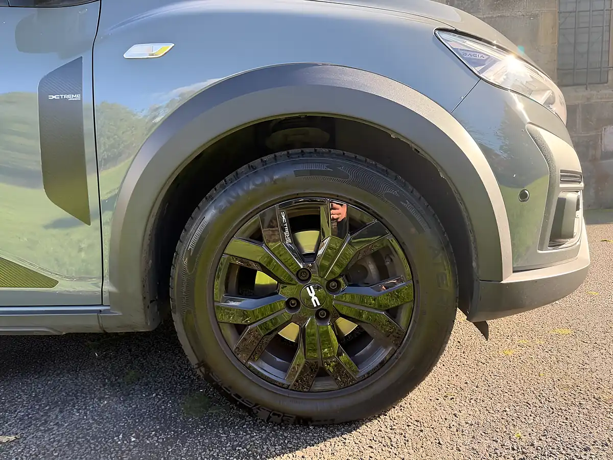 Used 2023 Dacia Jogger Extreme Se Grey - Interior and Exterior details 11