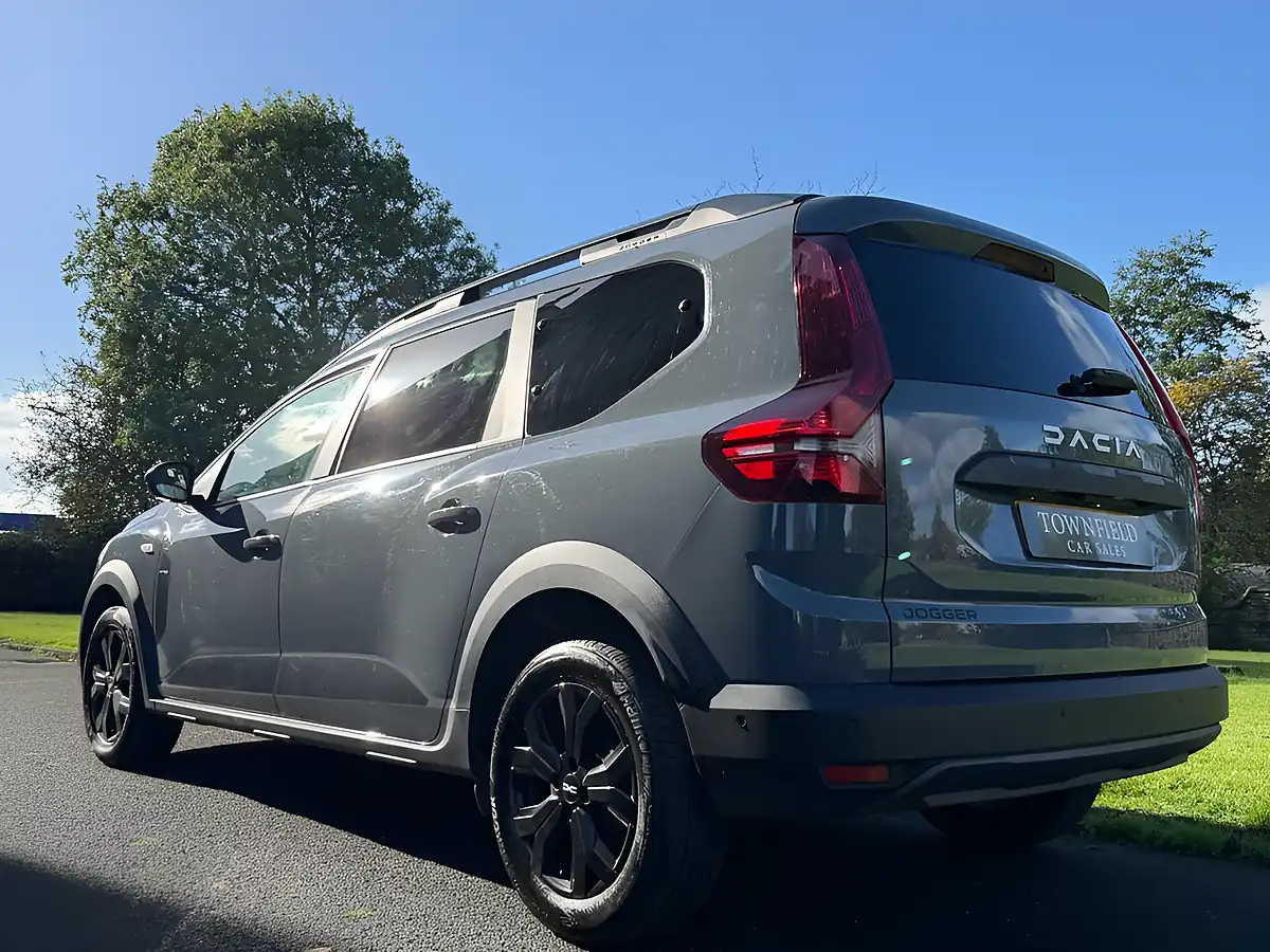 Used 2023 Dacia Jogger Extreme Se Grey - Interior and Exterior details 15