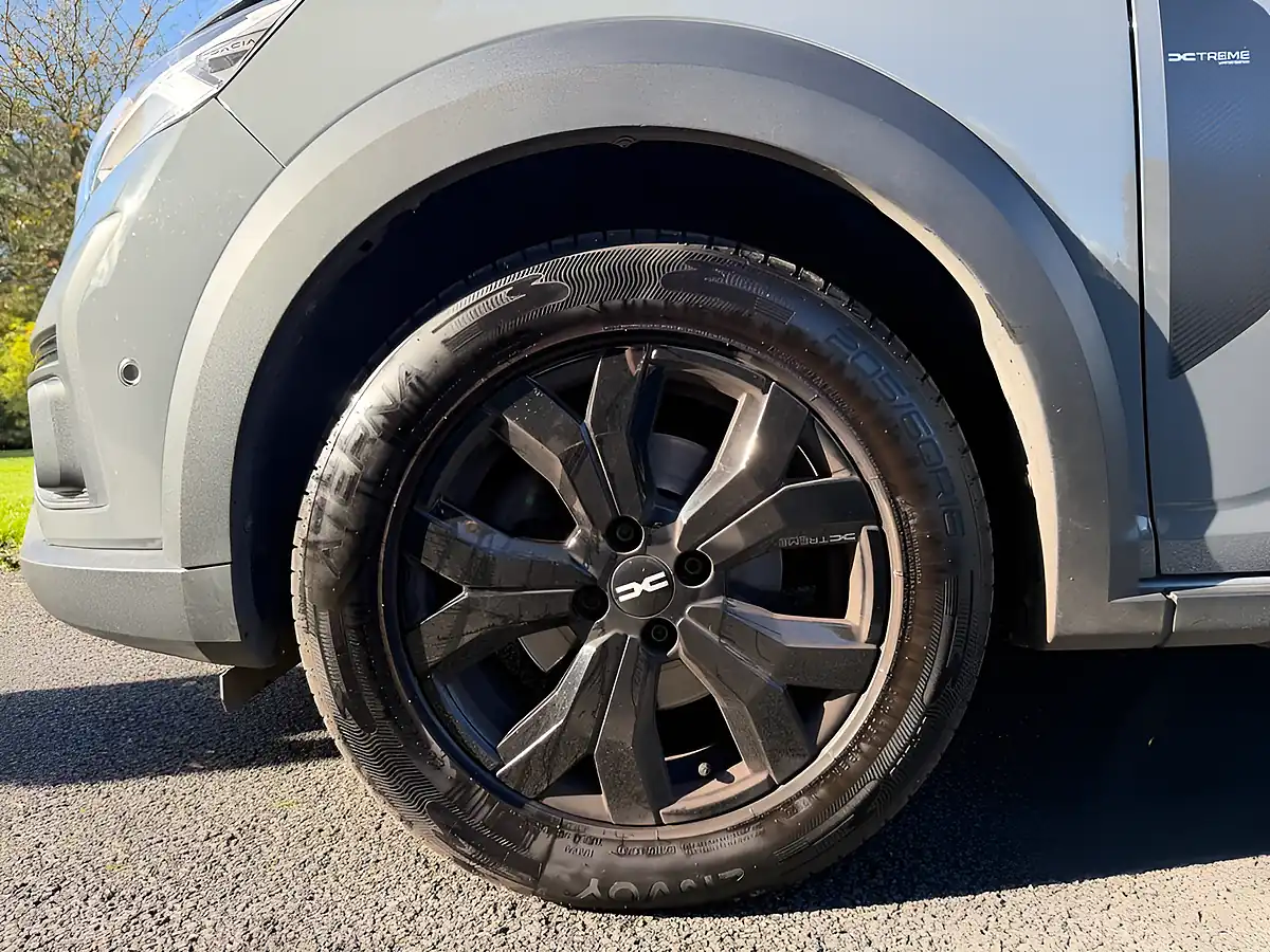 Used 2023 Dacia Jogger Extreme Se Grey - Interior and Exterior details 17