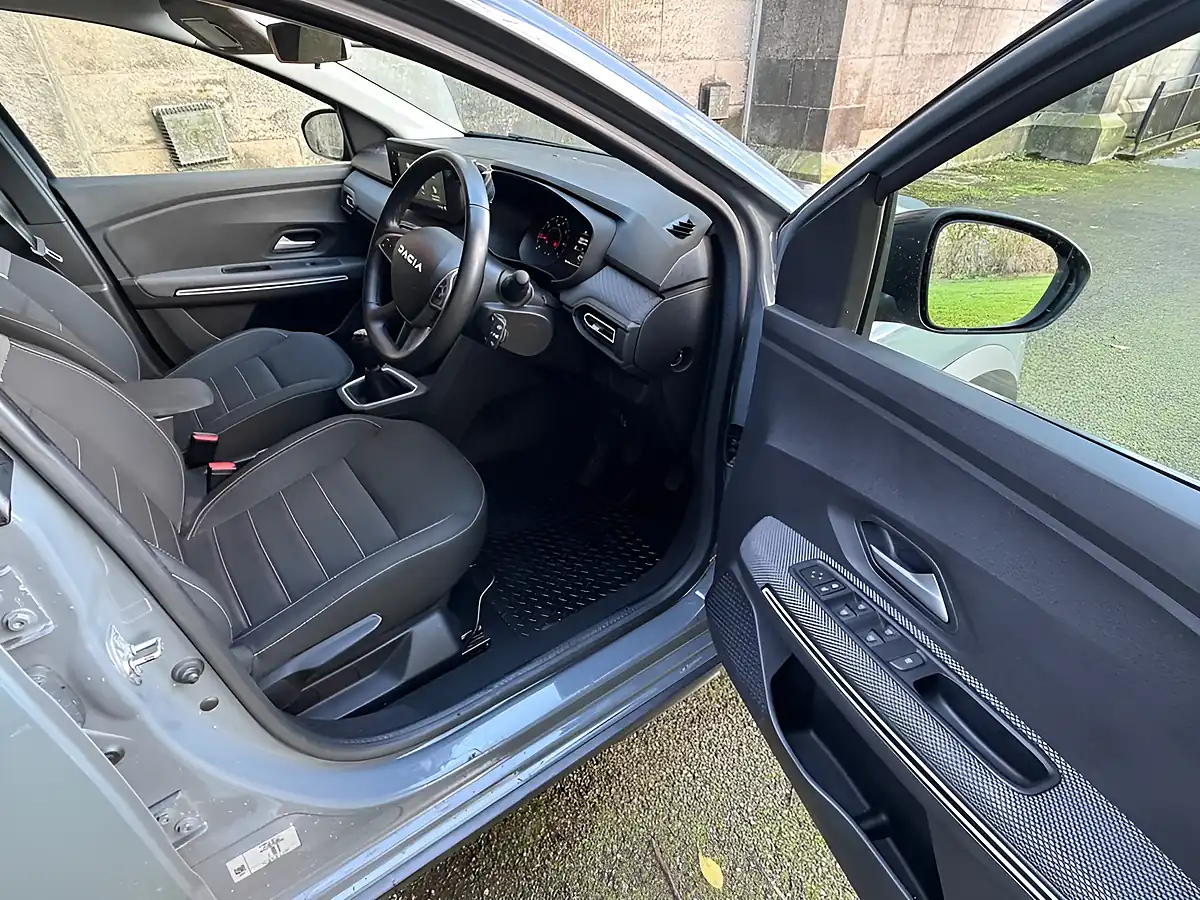 Used 2023 Dacia Jogger Extreme Se Grey - Interior and Exterior details 18