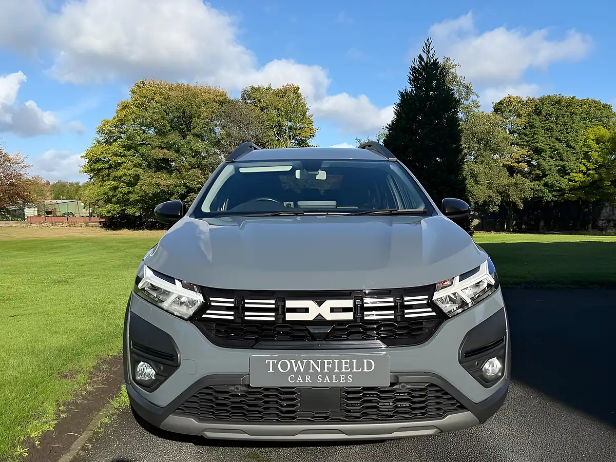 Used 2023 Dacia Jogger Extreme Se Grey - Interior and Exterior details 3