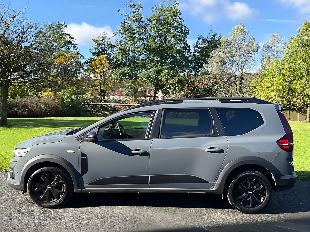 Used 2023 Dacia Jogger Extreme Se Grey - Interior and Exterior details 6