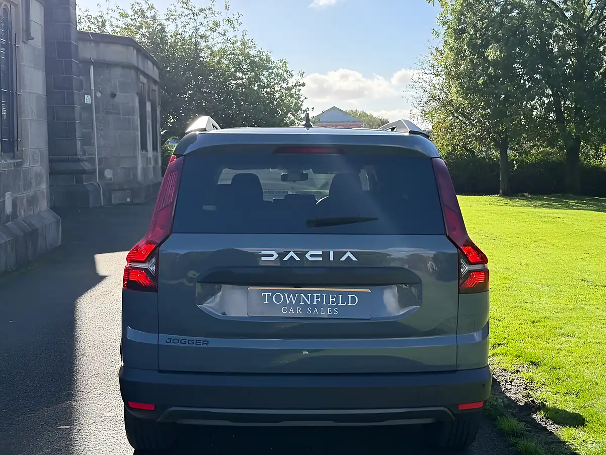 Used 2023 Dacia Jogger Extreme Se Grey - Interior and Exterior details 9