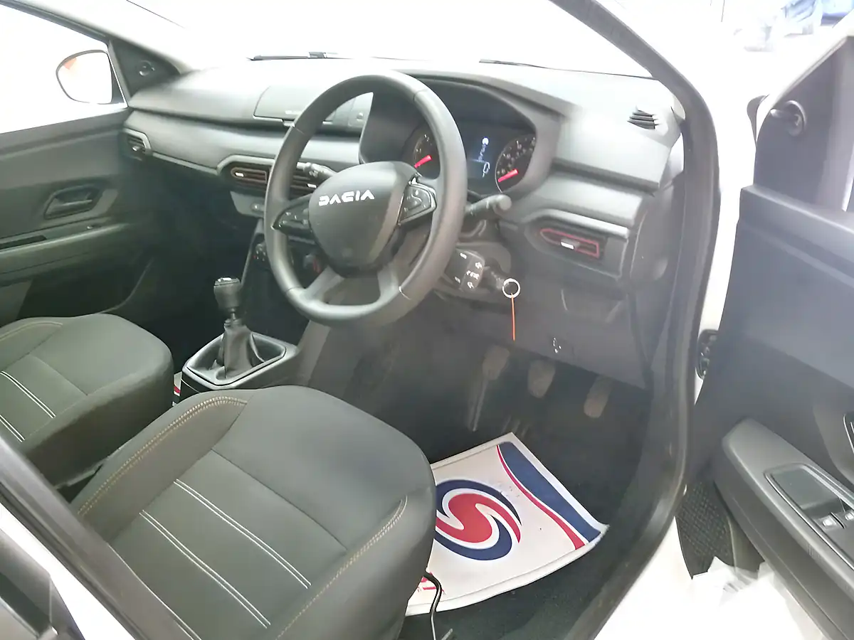 Used 2023 Dacia Sandero Stepway Essential White - Interior and Exterior details 13