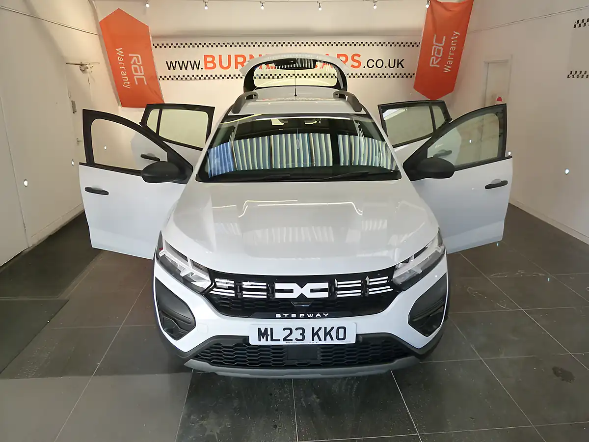 Used 2023 Dacia Sandero Stepway Essential White - Interior and Exterior details 17