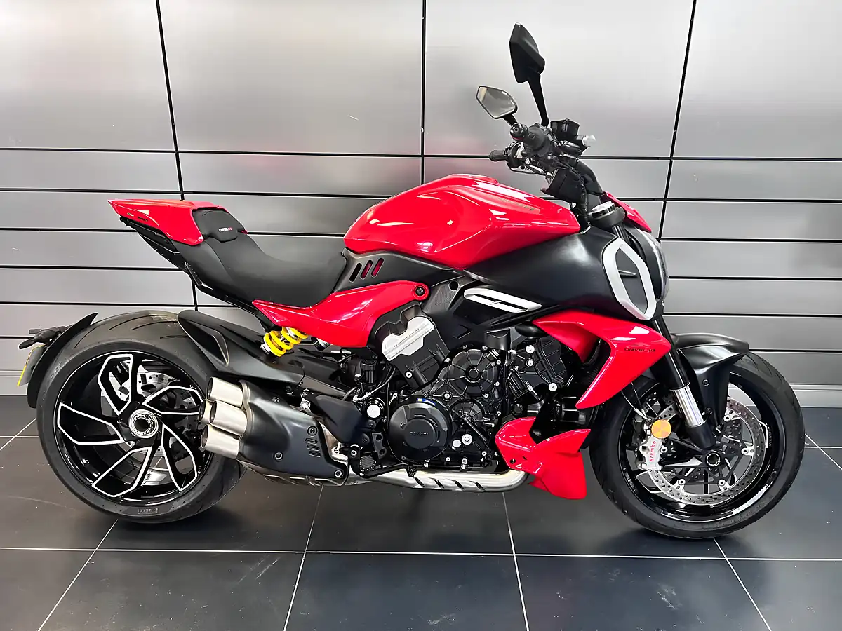 Used 2023 Ducati Diavel Red - Front View