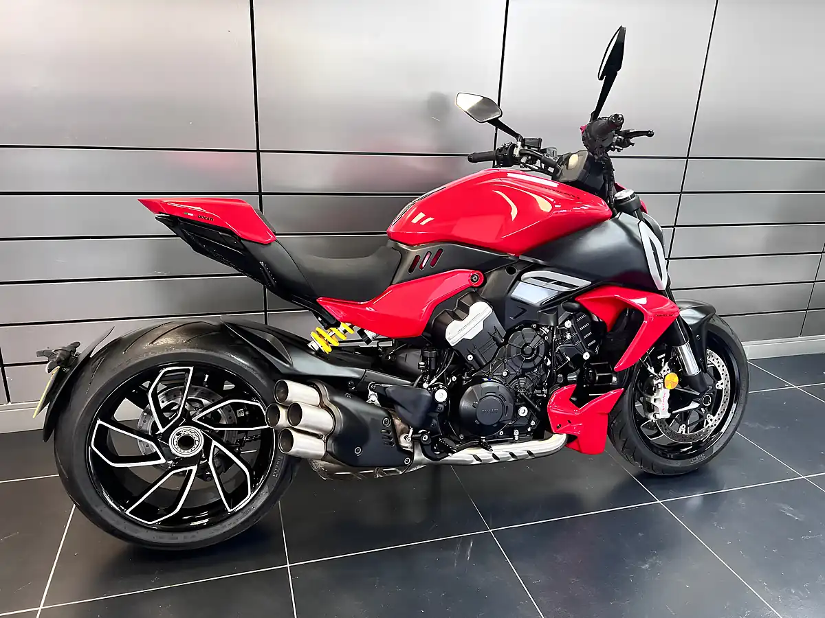 Used 2023 Ducati Diavel Red - Interior and Exterior details 3