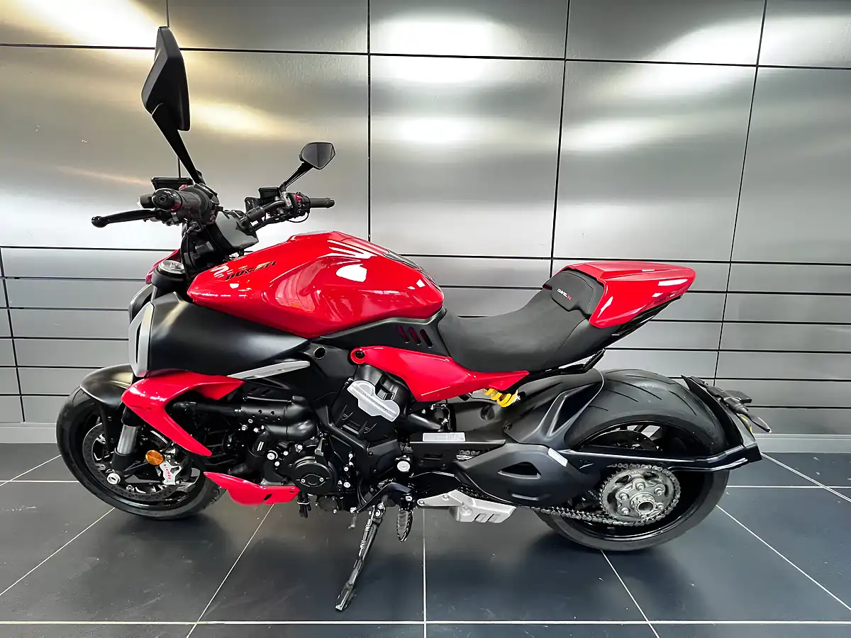 Used 2023 Ducati Diavel Red - Interior and Exterior details 4