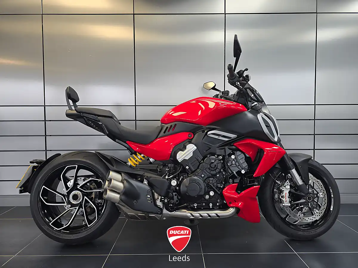 Used 2023 Ducati Diavel Red - Front View