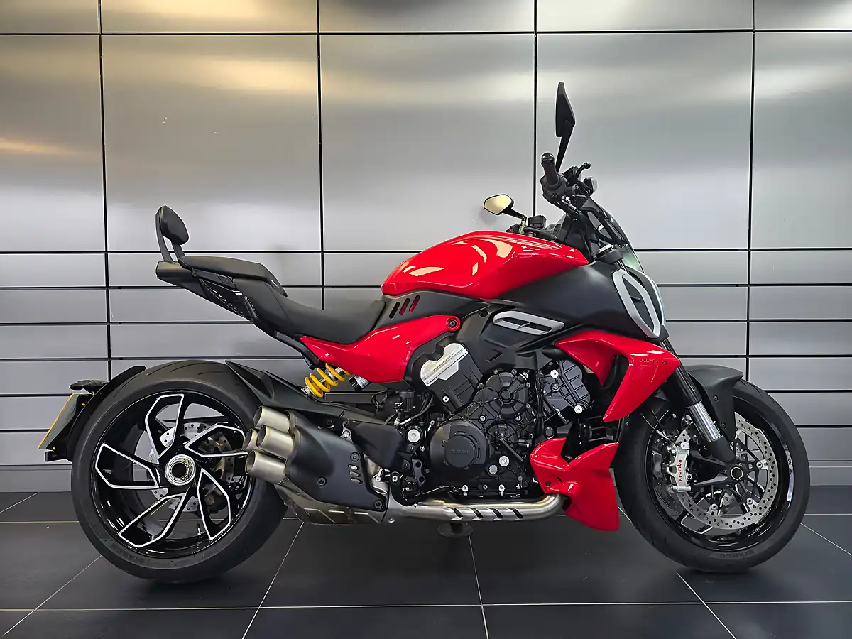 Used 2023 Ducati Diavel Red - Interior and Exterior details 2