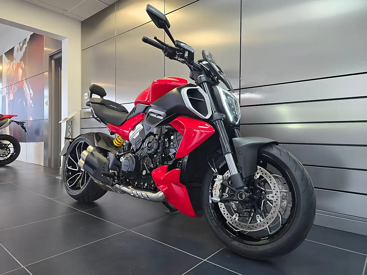 Used 2023 Ducati Diavel Red - Interior and Exterior details 3