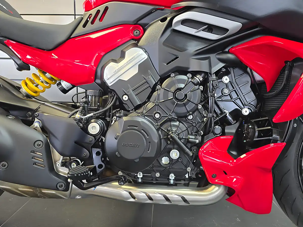 Used 2023 Ducati Diavel Red - Interior and Exterior details 6