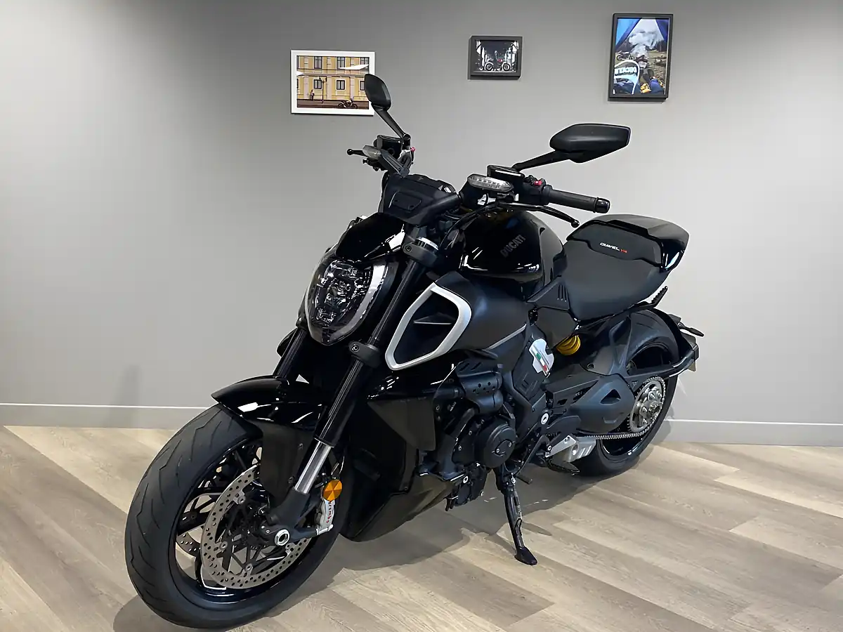 Used 2023 Ducati Diavel Thrilling Black - Interior and Exterior details 5