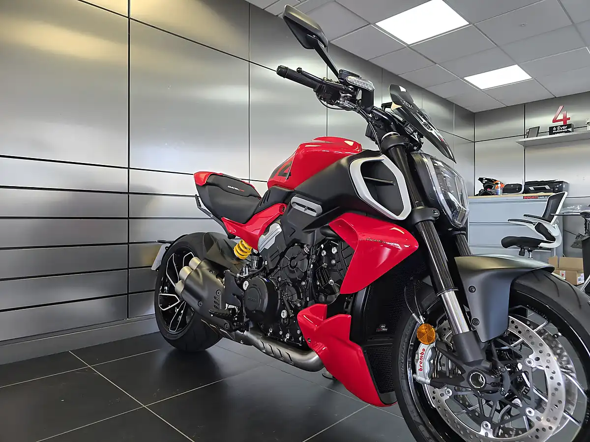 Used 2023 Ducati Diavel V4 Red - Interior and Exterior details 11