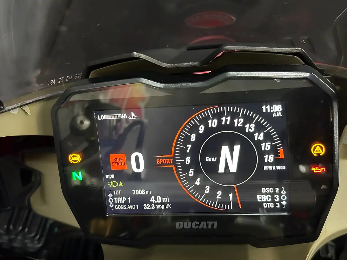 Used 2023 Ducati Panigale V4S Red - Interior and Exterior details 3