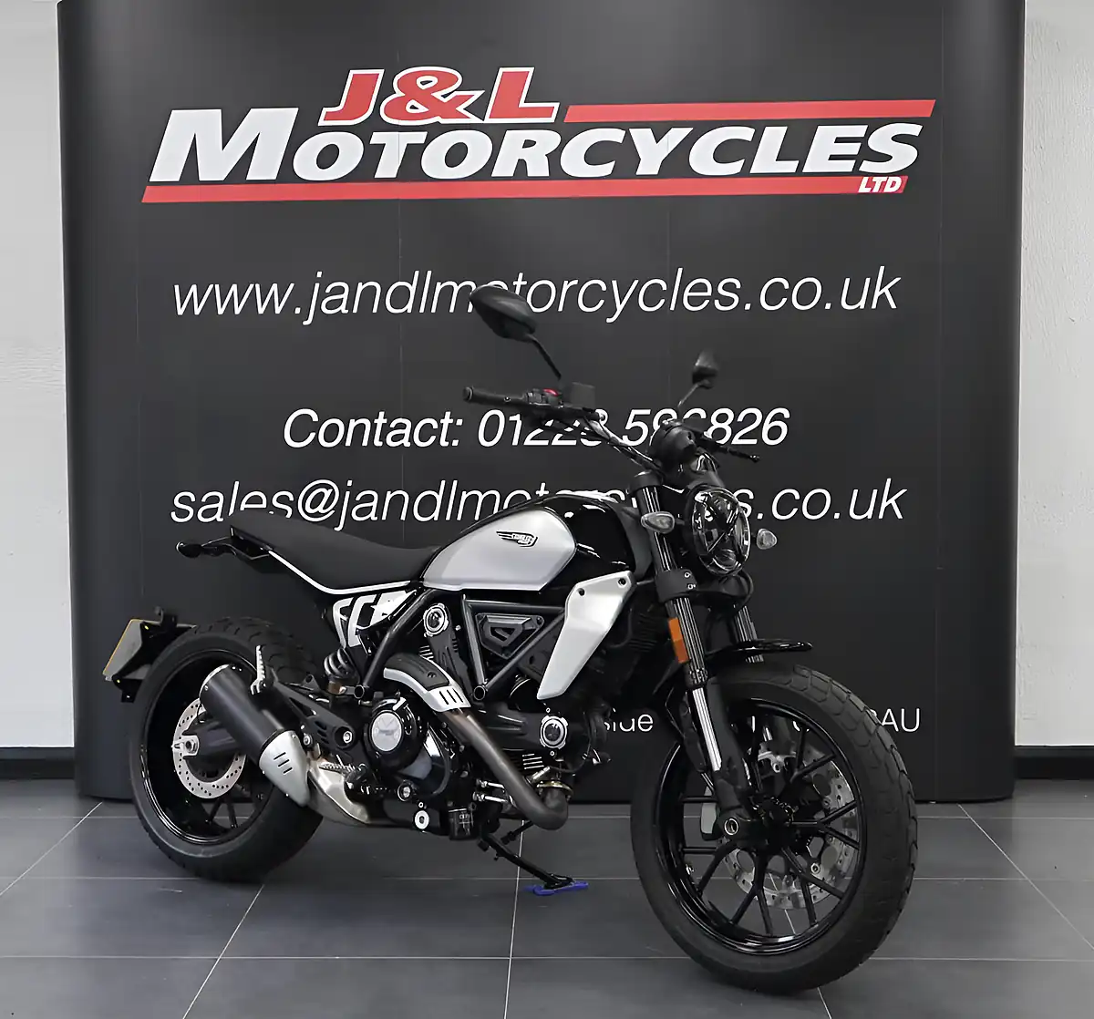Used 2023 Ducati Scrambler Icon 800 Icon Black - Interior and Exterior details 3