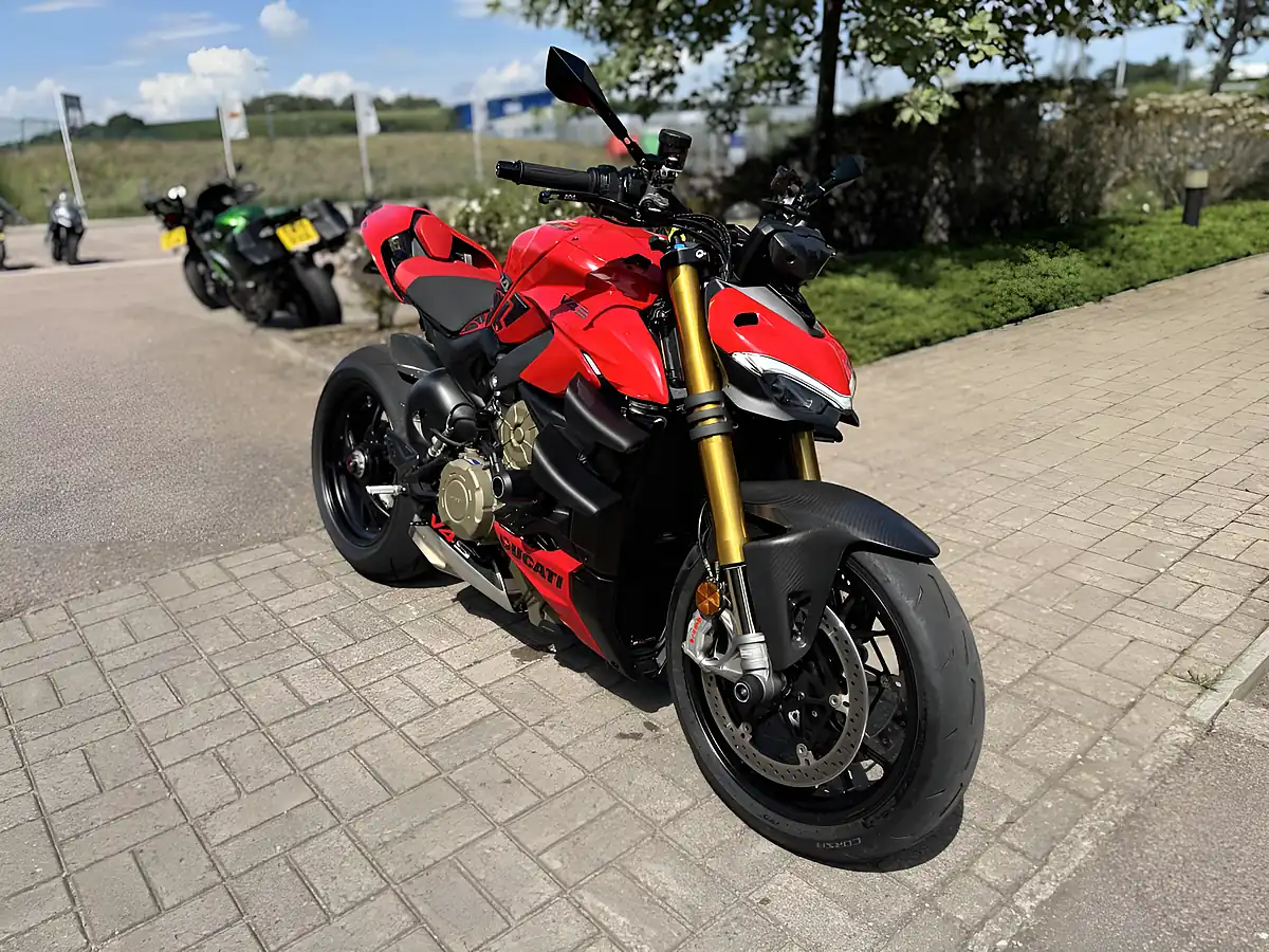 Used 2023 Ducati Streetfighter V4 S Red - Interior and Exterior details 3