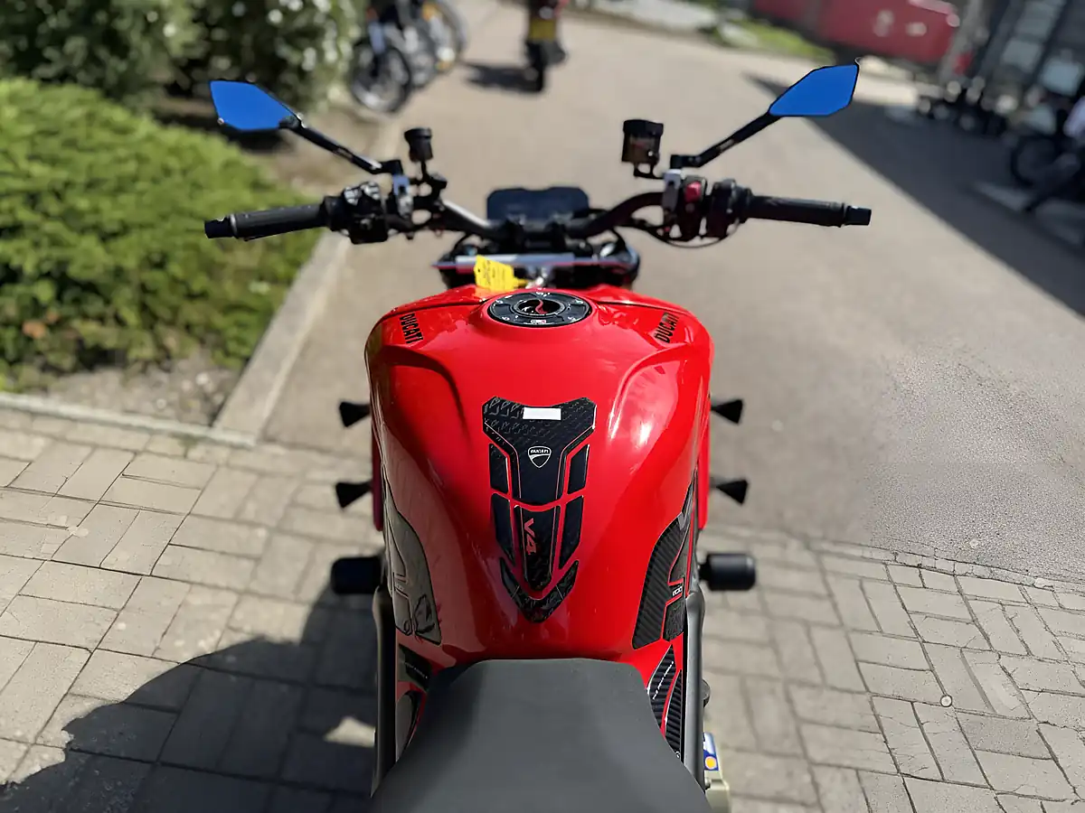 Used 2023 Ducati Streetfighter V4 S Red - Interior and Exterior details 9