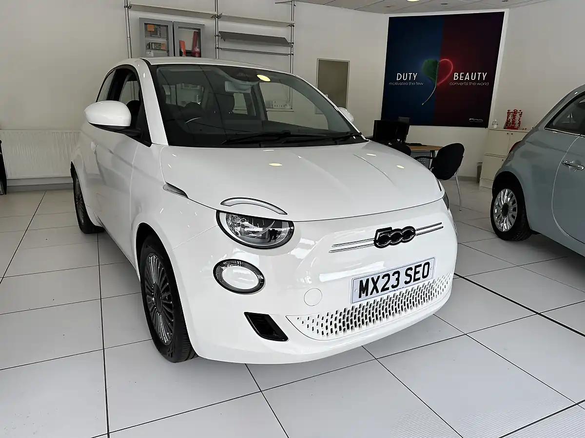 Used 2023 Fiat 500 Icon 3DR White - Front View