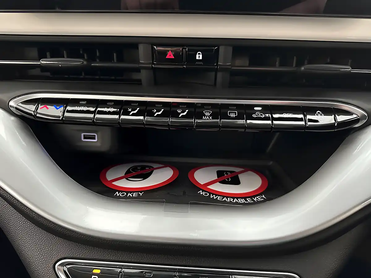 Used 2023 Fiat 500 Icon 3DR White - Interior and Exterior details 15