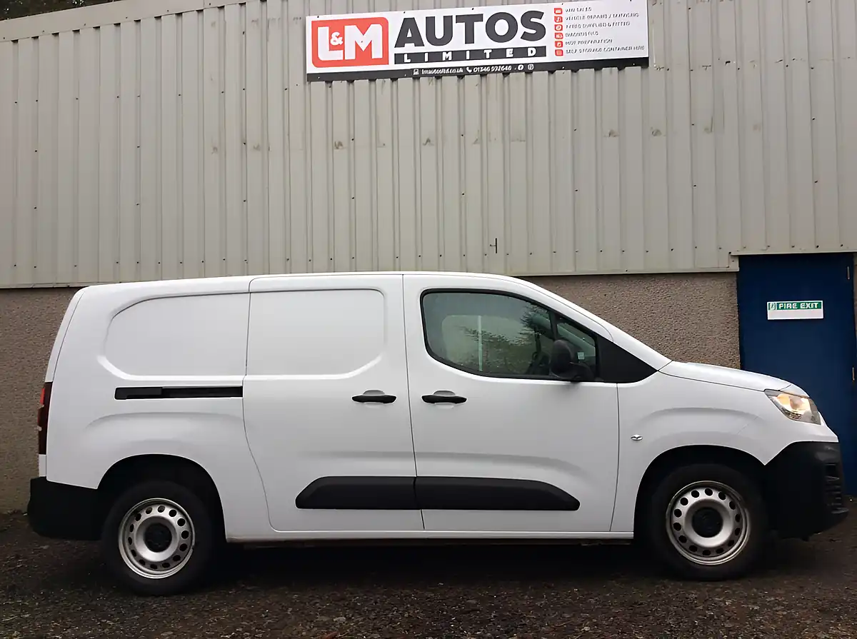 Used 2023 Fiat Doblo Maxi White - Front View