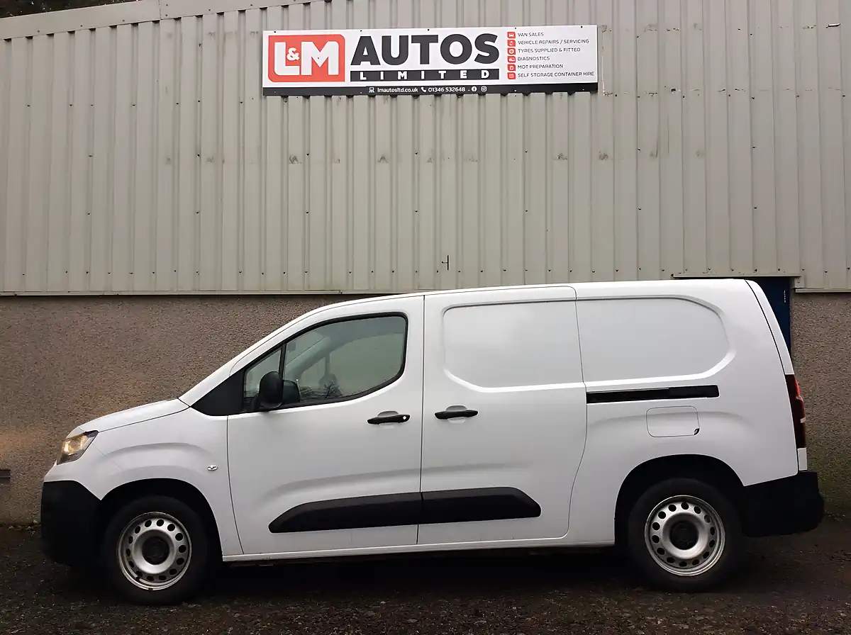Used 2023 Fiat Doblo Maxi White - Interior and Exterior details 4