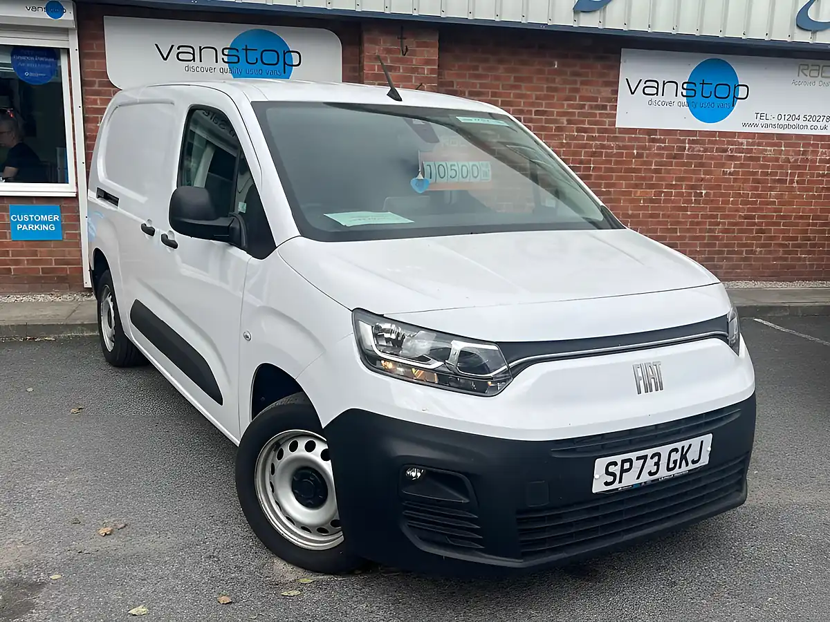 Used 2023 Fiat Doblo Maxi White - Front View