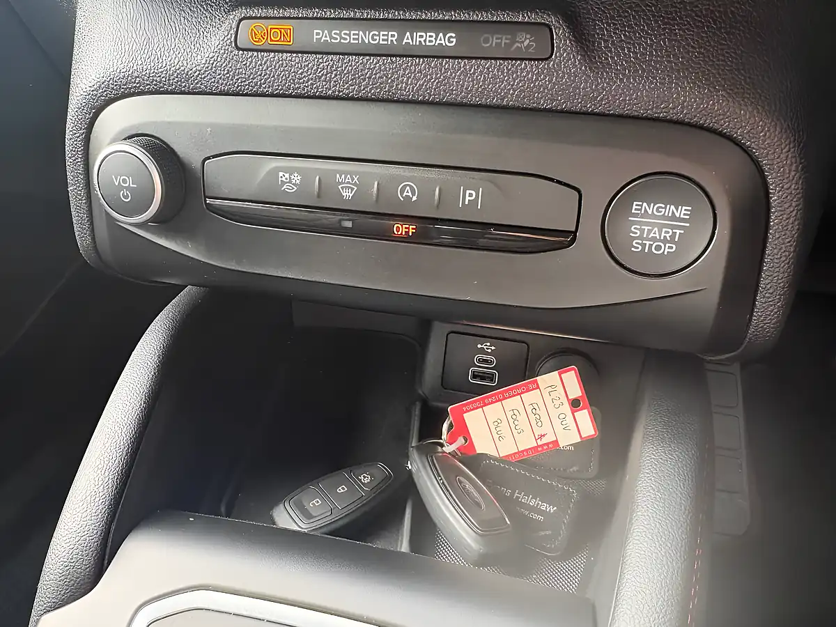 Used 2023 Ford Focus ST-Line X Blue - Interior and Exterior details 17