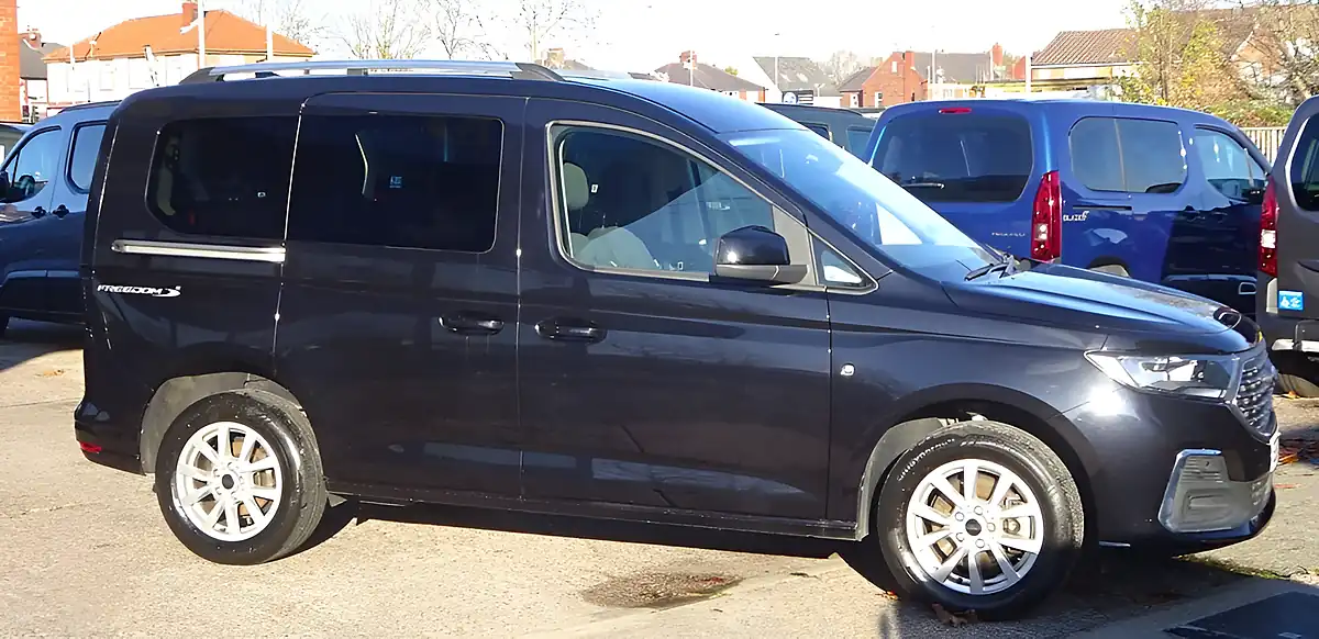 Used 2023 Ford Tourneo Connect Titanium Black - Interior and Exterior details 17
