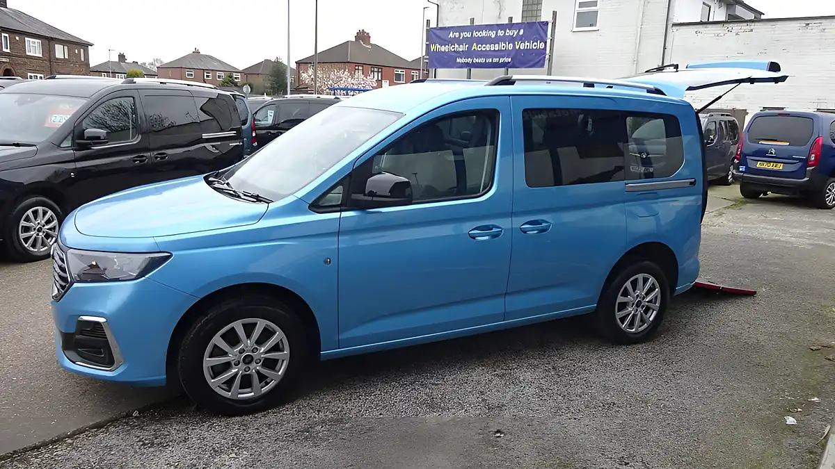 Used 2023 Ford Tourneo Connect Titanium Blue - Interior and Exterior details 17