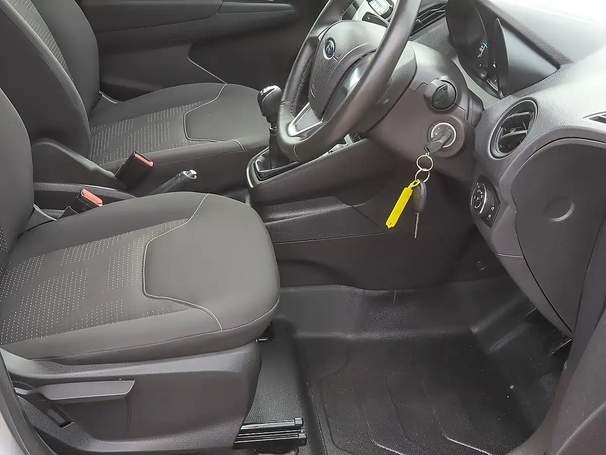Used 2023 Ford Transit Courier Trend Silver - Interior and Exterior details 17
