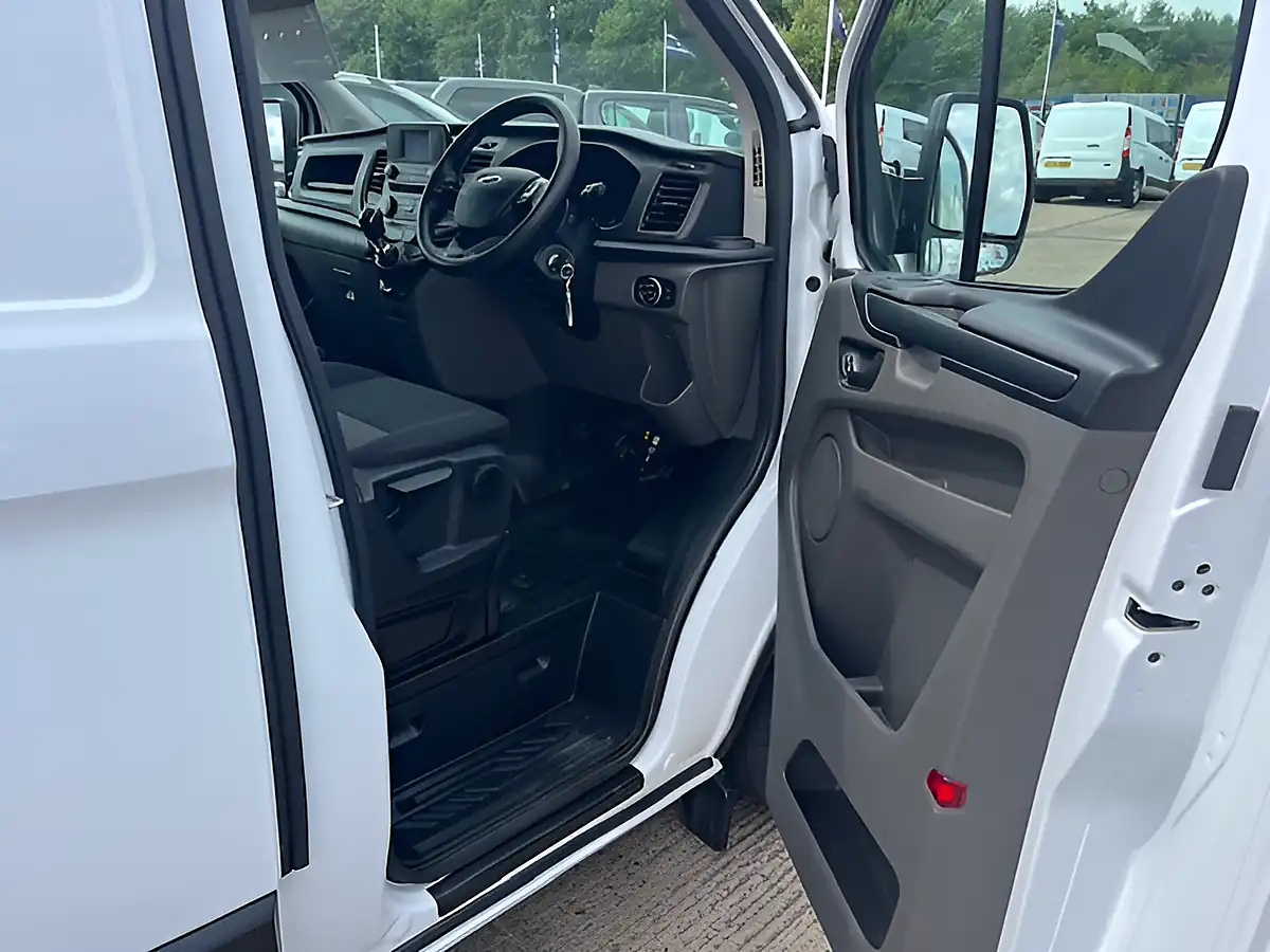 Used 2023 Ford Transit Custom 300 Leader White - Interior and Exterior details 17