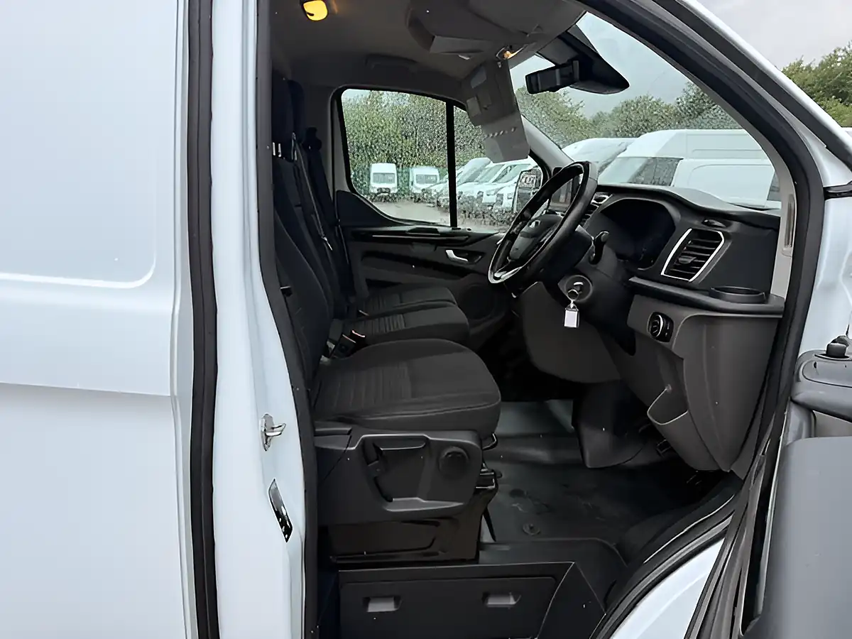 Used 2023 Ford Transit Custom 300 Limited White - Interior and Exterior details 16