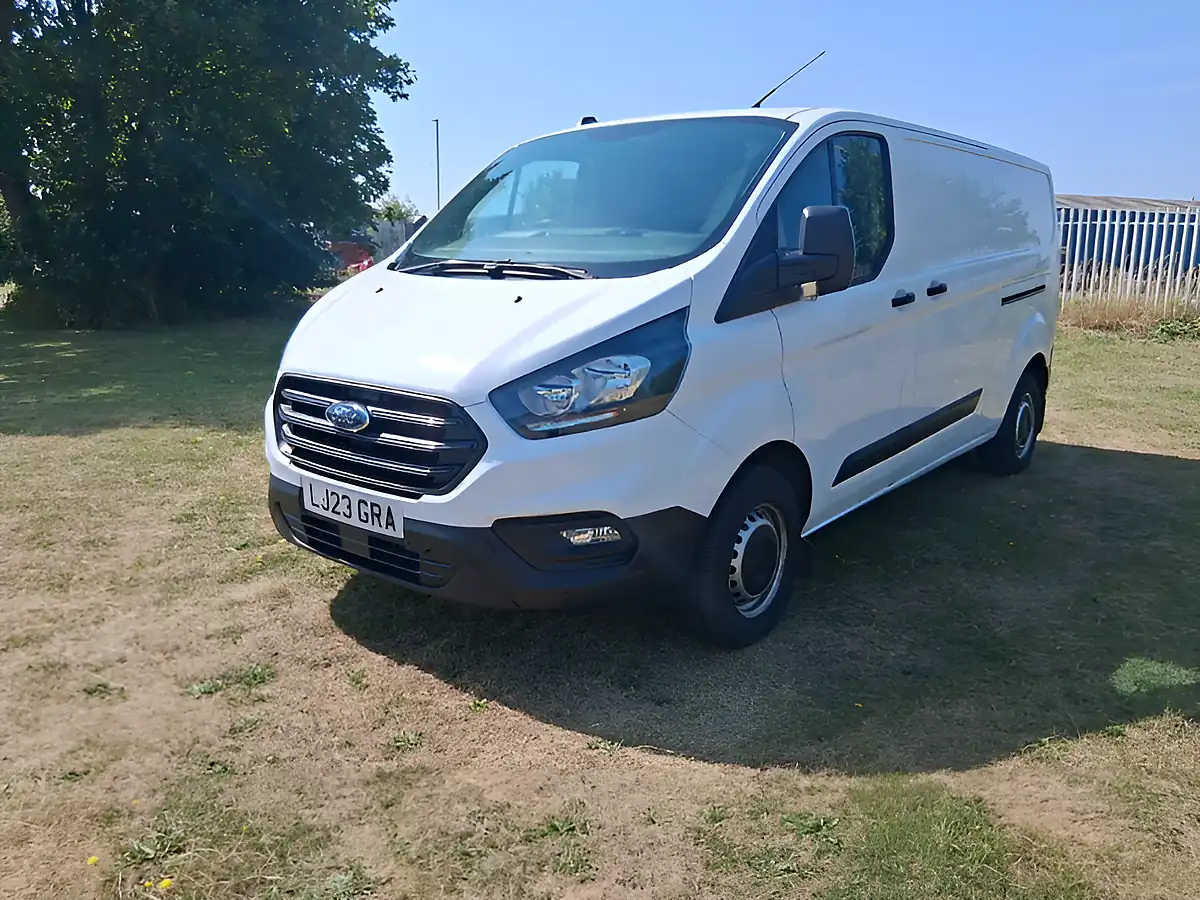 Used 2023 Ford Transit Custom 300 White - Front View