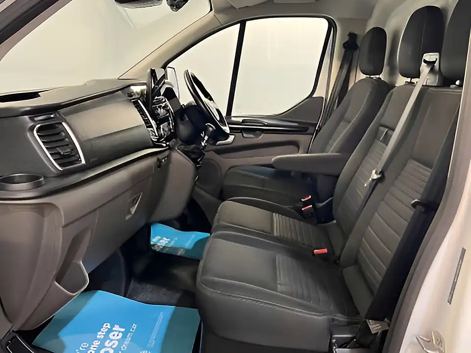Used 2023 Ford Transit Custom Limited Frozen White - Interior and Exterior details 17