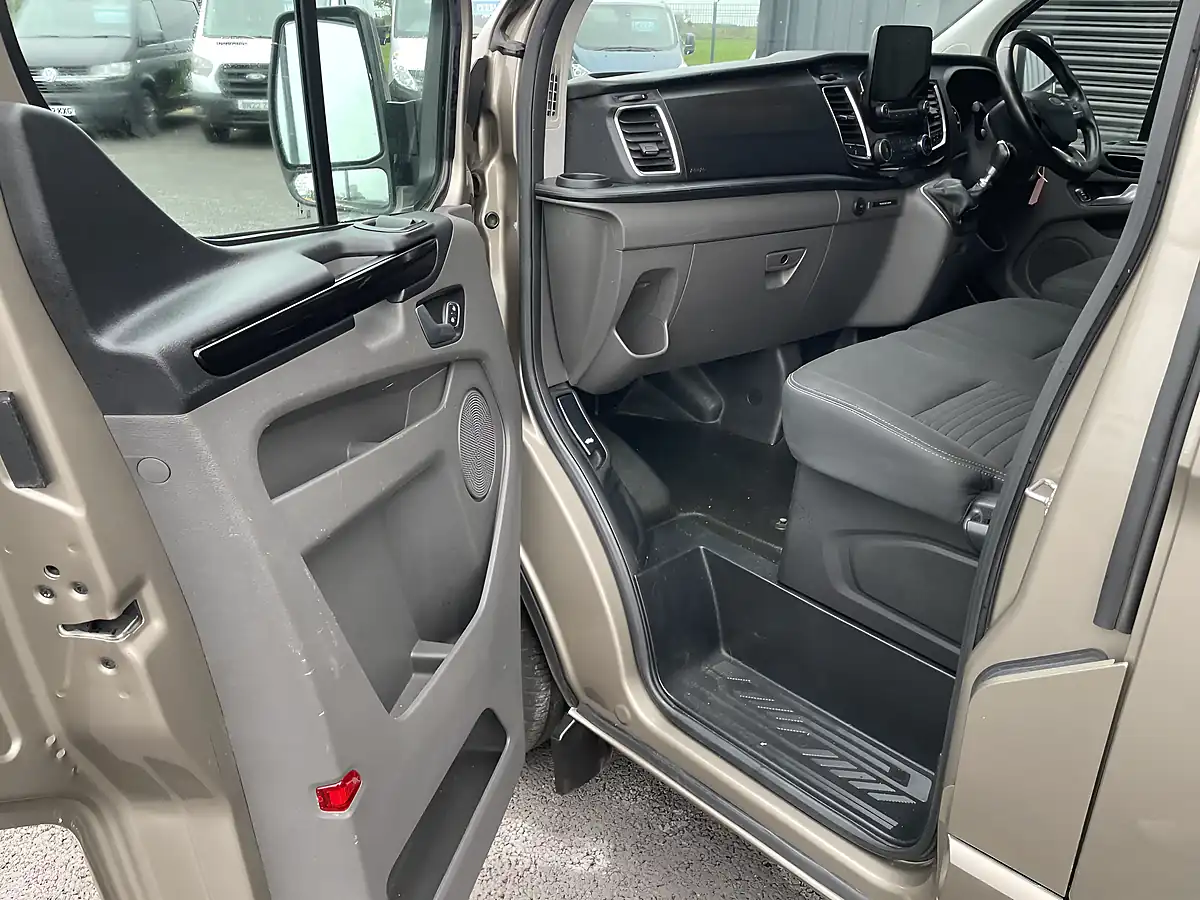 Used 2023 Ford Transit Custom Limited Swb Gold - Interior and Exterior details 12