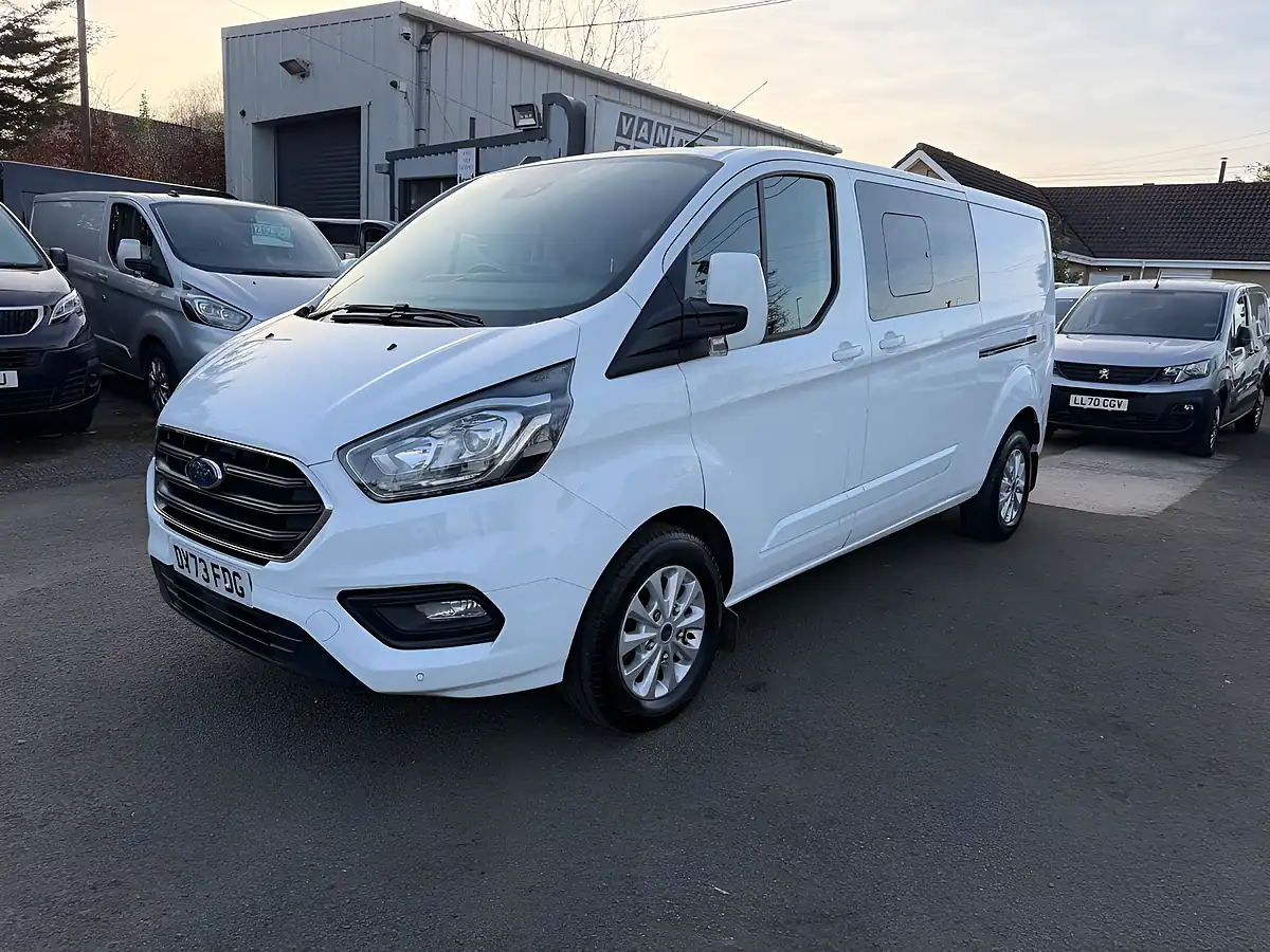 Used 2023 Ford Transit Custom Limited White - Front View