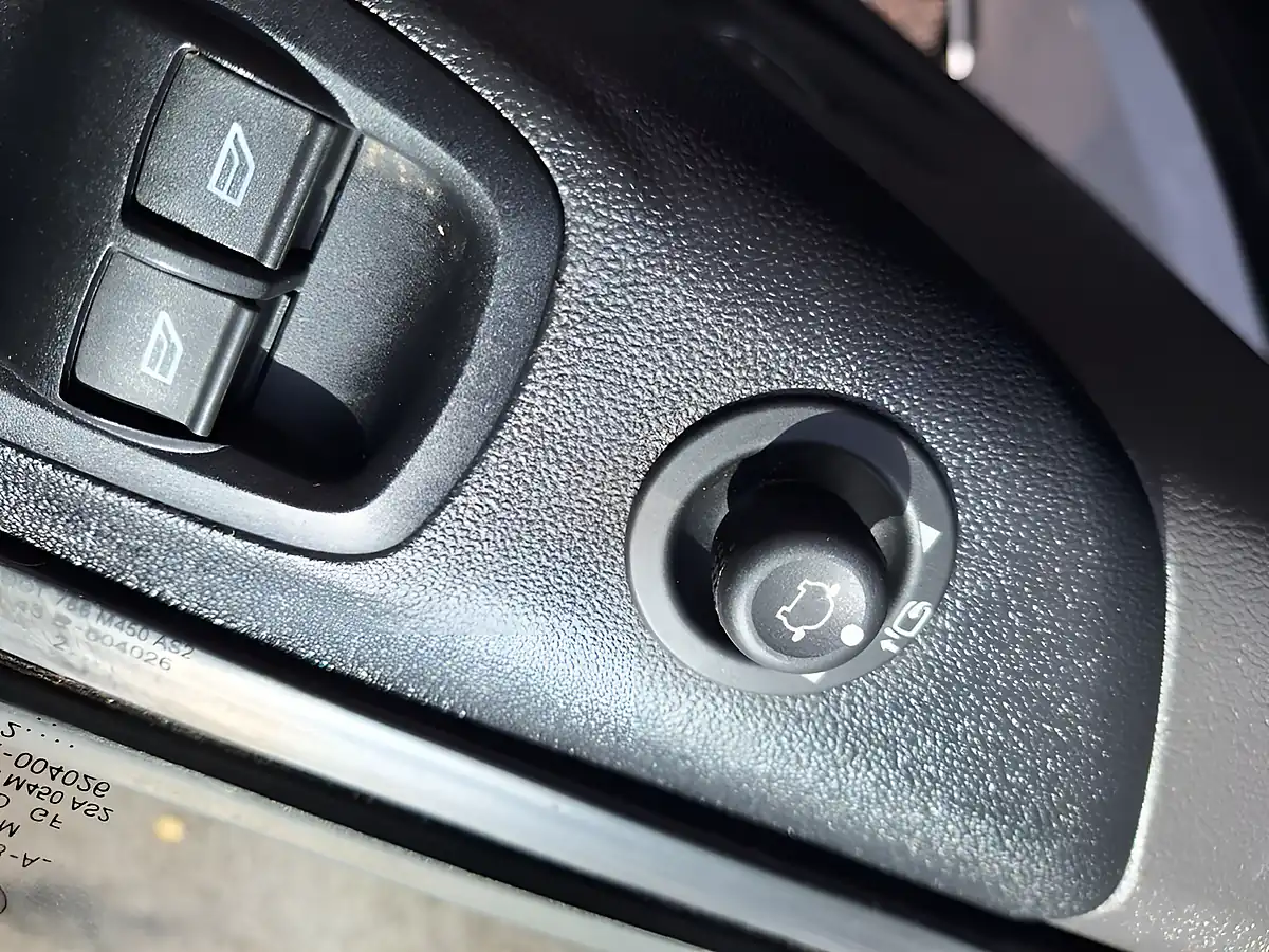 Used 2023 Ford Transit Custom Limited White - Interior and Exterior details 13