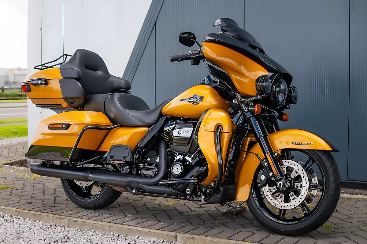 Used 2023 Harley-Davidson Ultra Limited Prospect Gold/Vivid Black - Front View