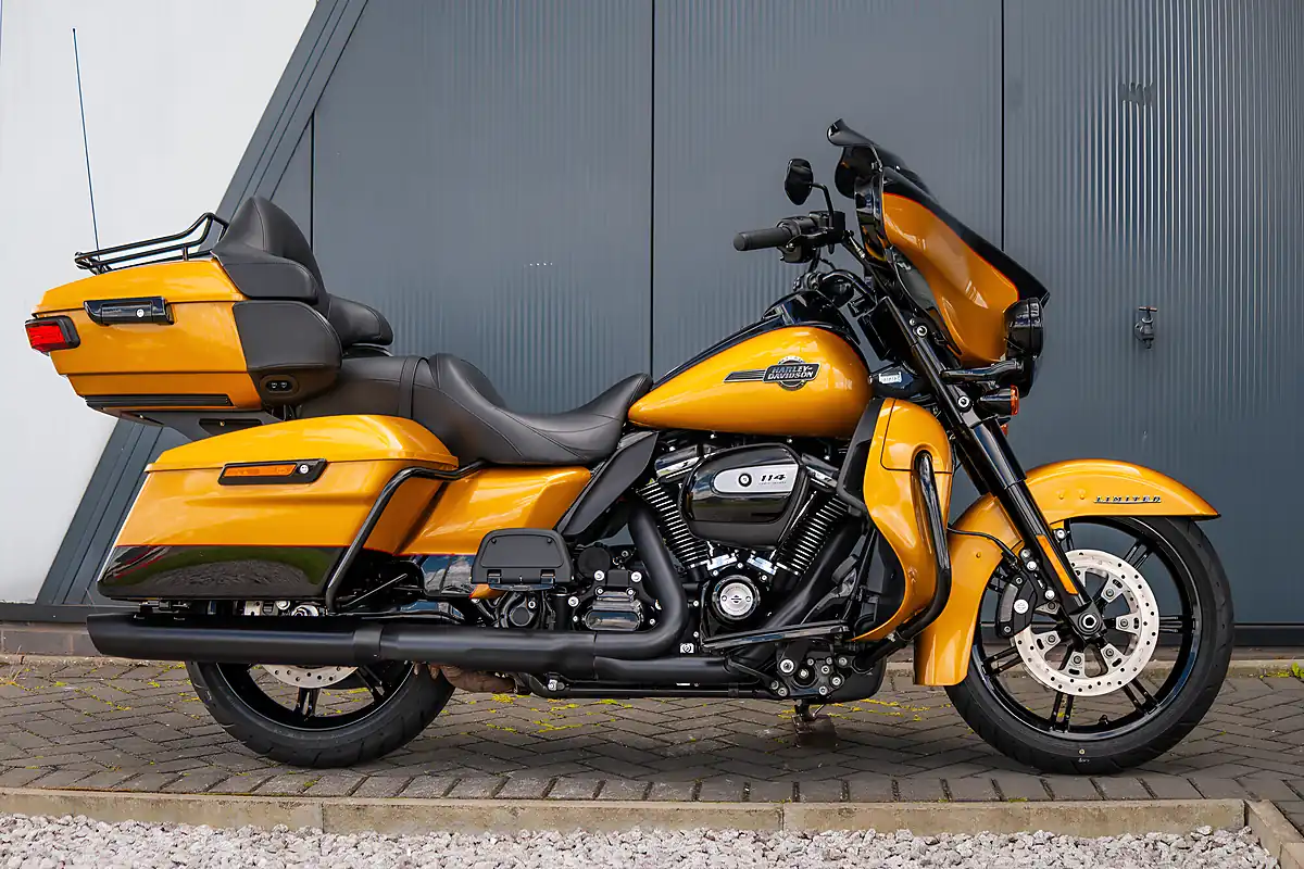 Used 2023 Harley-Davidson Ultra Limited Prospect Gold/Vivid Black - Interior and Exterior details 3