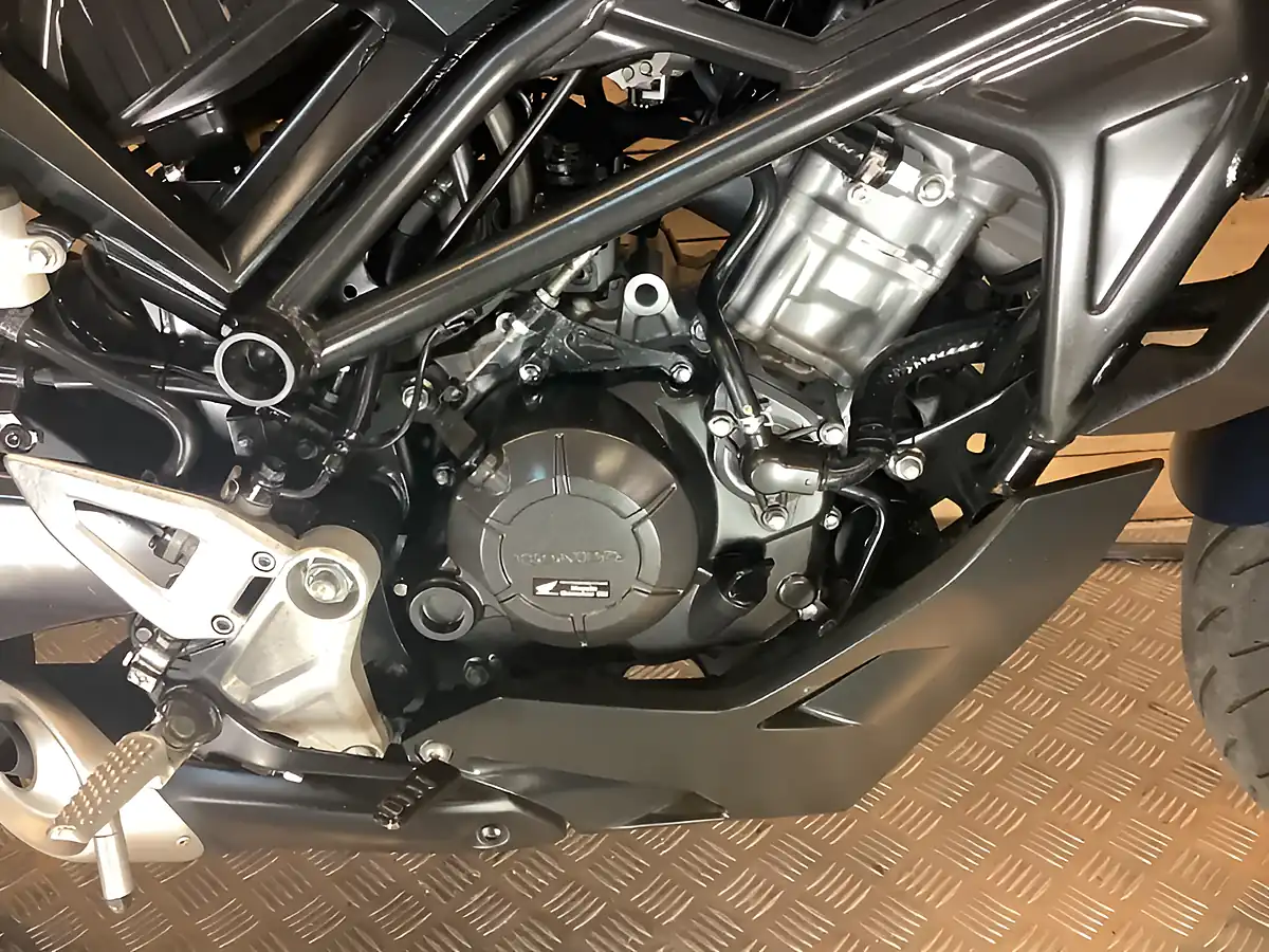 Used 2023 Honda Cb R Blue - Interior and Exterior details 16