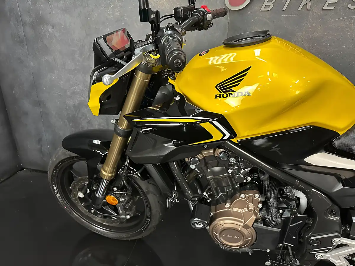 Used 2023 Honda CB500F 500 Yellow - Interior and Exterior details 17