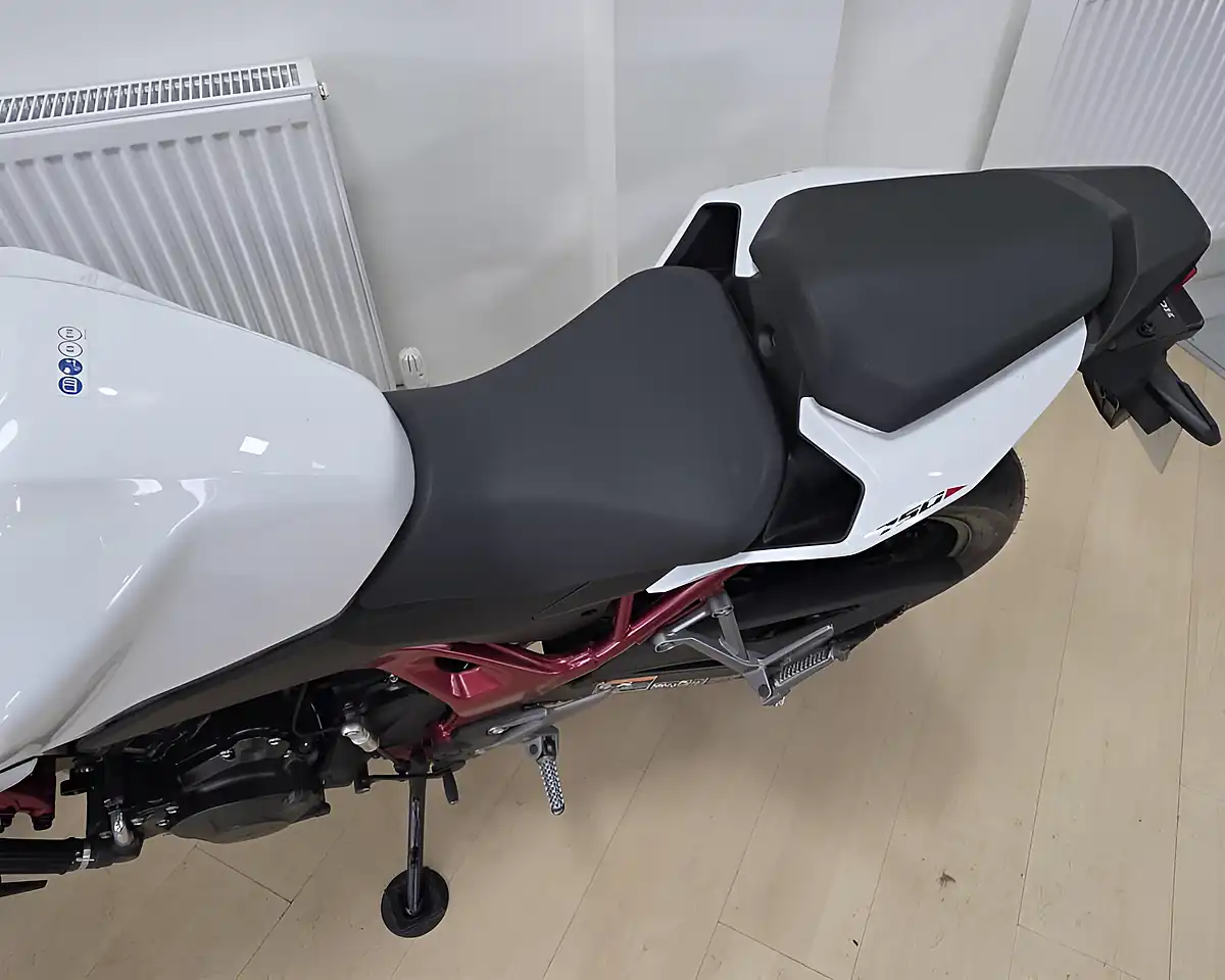 Used 2023 Honda CB750 Hornet White - Interior and Exterior details 10